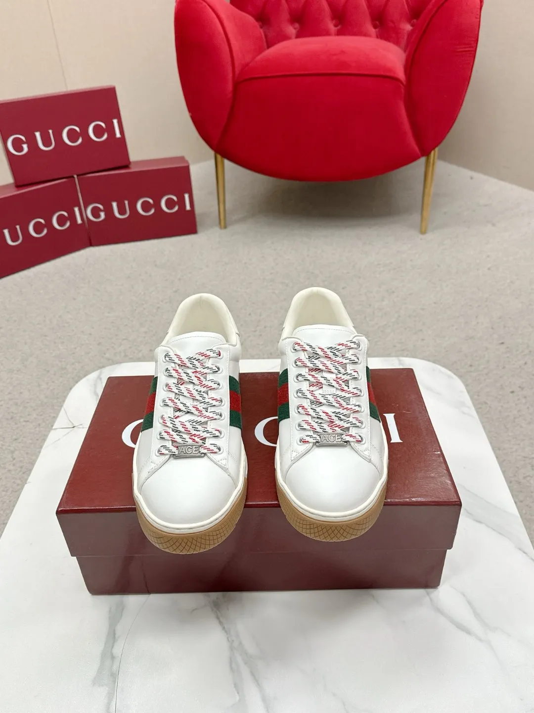 Factory price: 460💰Gucci Gucci's latest ACE series casual sports shoes, the same style as all the stars, classic brown canvas + leather stitching, the red and green stripes on the side are very recognizable. Perfect shoe last, perfect for daily casual wear, super beautiful and comfortable on the feet, a must-have for fashionistas 💯 ☑️Material: Original customized imported first-layer cowhide ☑️Inner lining: Customized imported cowhide ☑️Outsole: Original molded non-slip TPU sole ☑️Sole thickness: 2.5cm ☑️Size: Men's 38-44, customized 45